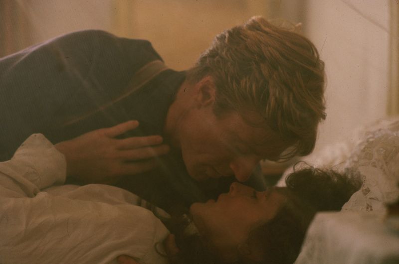 Robert Redford küsst seine Filmliebe Meryl Streep.